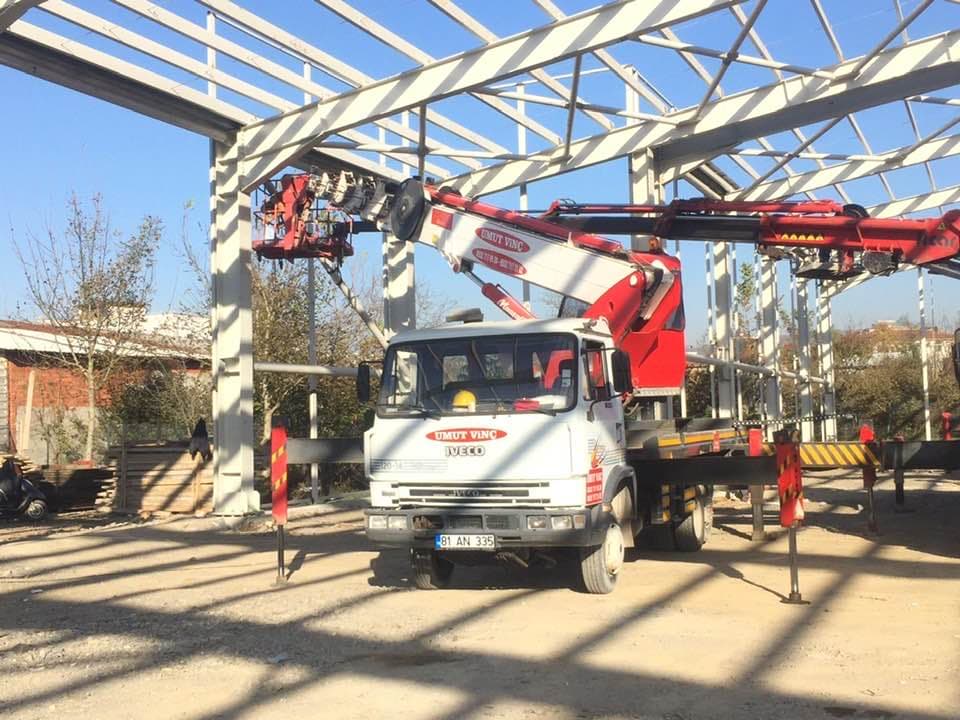 Düzce beton yapı şantiyesinde vinç ile kaldırma — Umut Vinç