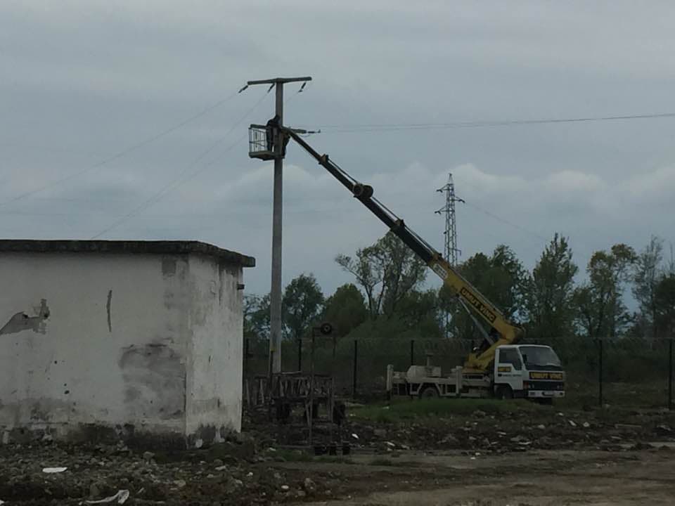 Düzce'de elektrik direği montajında vinç — Umut Vinç