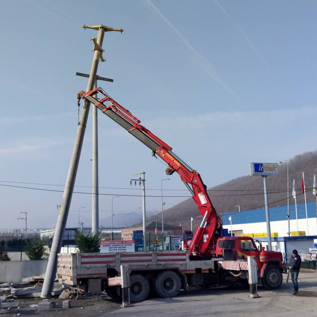 Düzce'de beton direk dikme çalışması — Umut Vinç