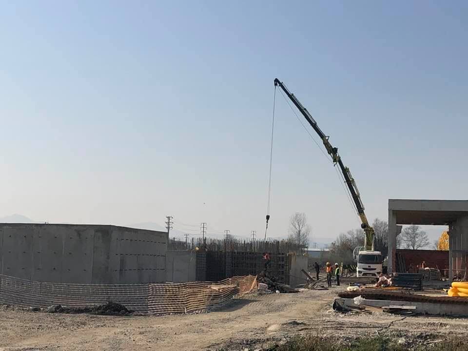 Düzce'de bina cephesinde sepetli platform ile yükseklik çalışması — Umut Vinç