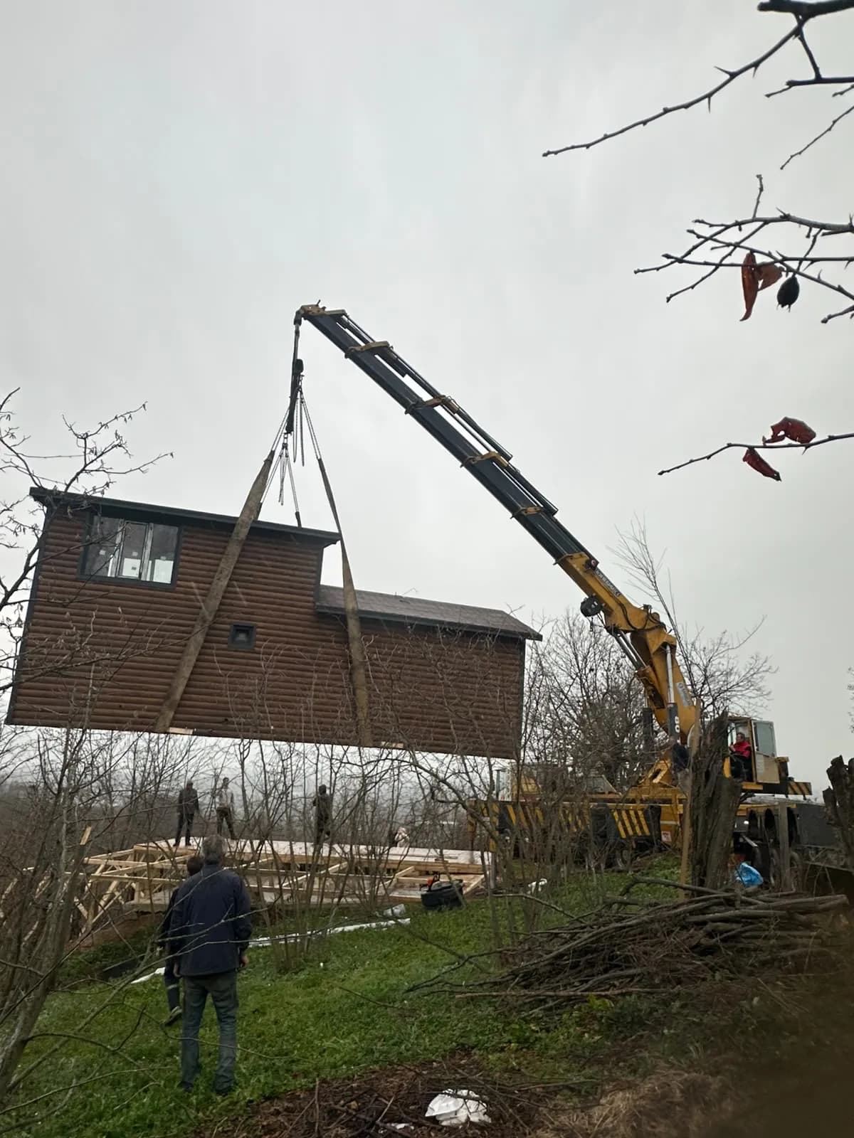Ahşap kaplamalı prefabrik kabin evin 80 ton vinçle taşınması — Umut Vinç