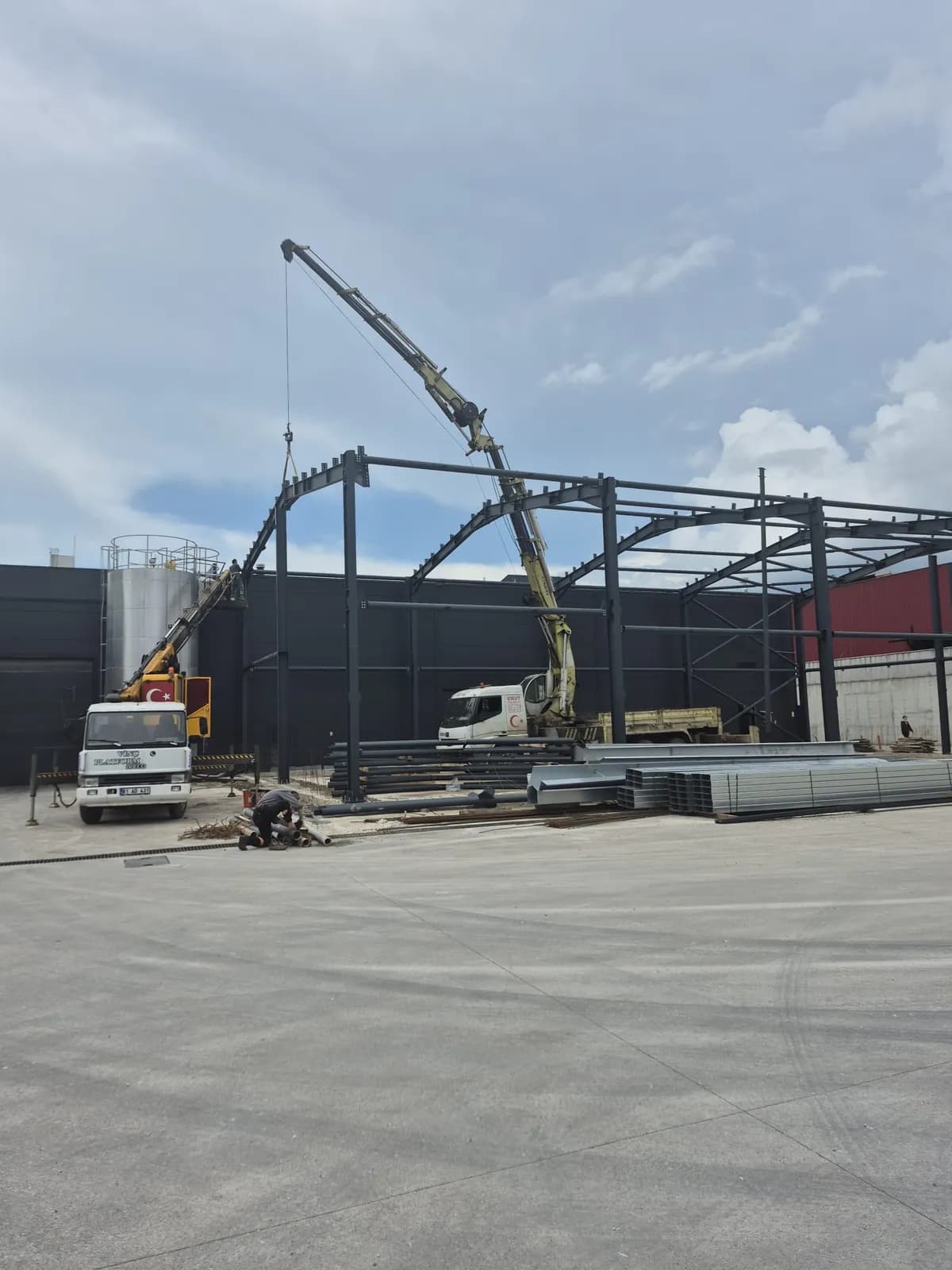 Prefabrik kabin ev montajı, vinç ile havada taşıma — Umut Vinç