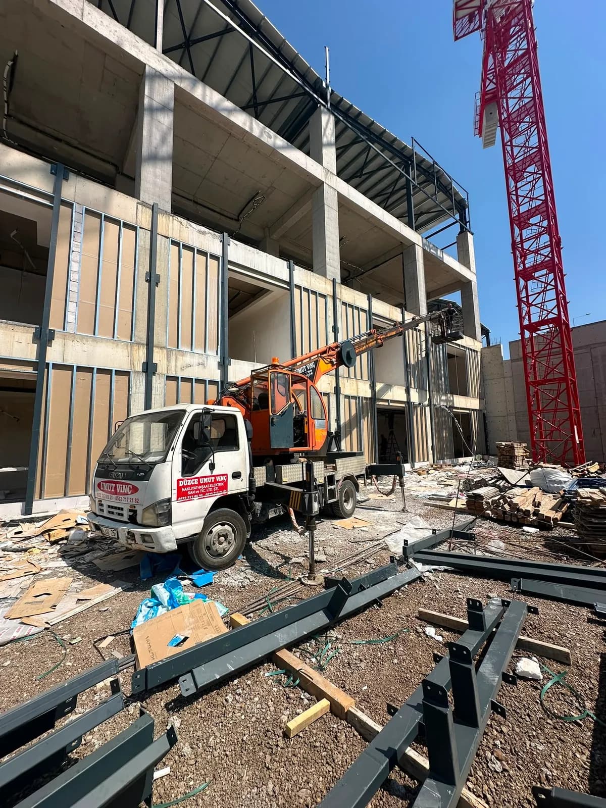 Umut Vinç kamyonu ile çelik yapı ve beton bina şantiyesinde kaldırma