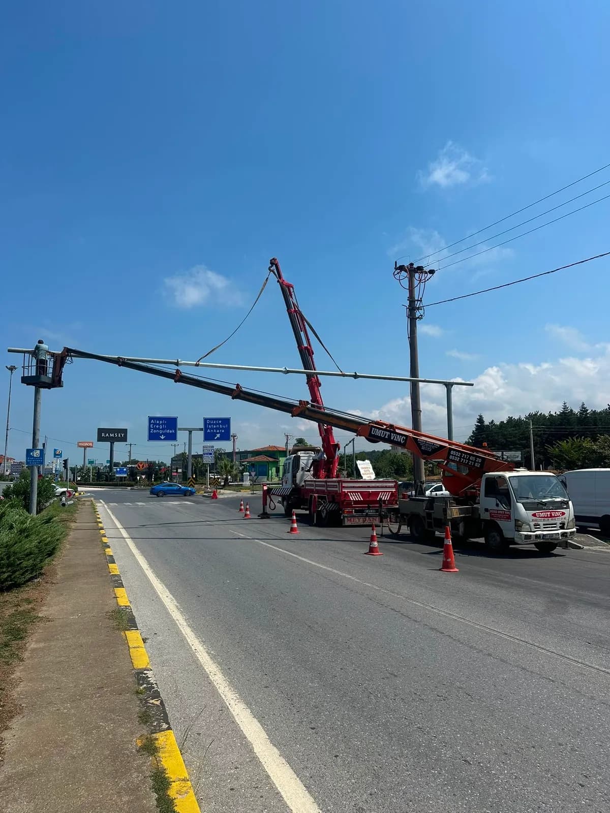 Düzce D-100 karayolu üzerinde trafik direği montajı — Umut Vinç