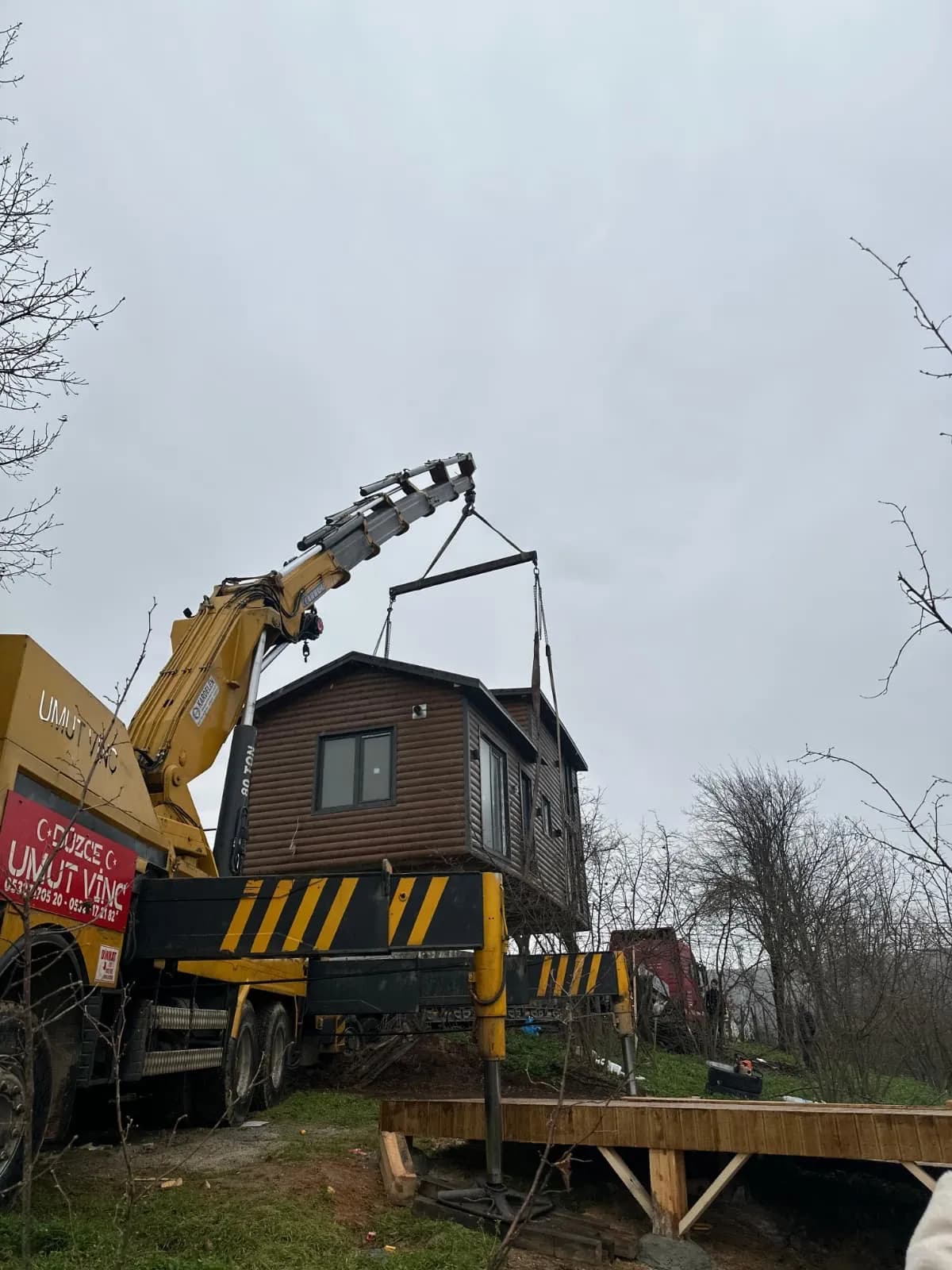 Ahşap kaplamalı kabin evin 80 ton Umut Vinç ile taşınması