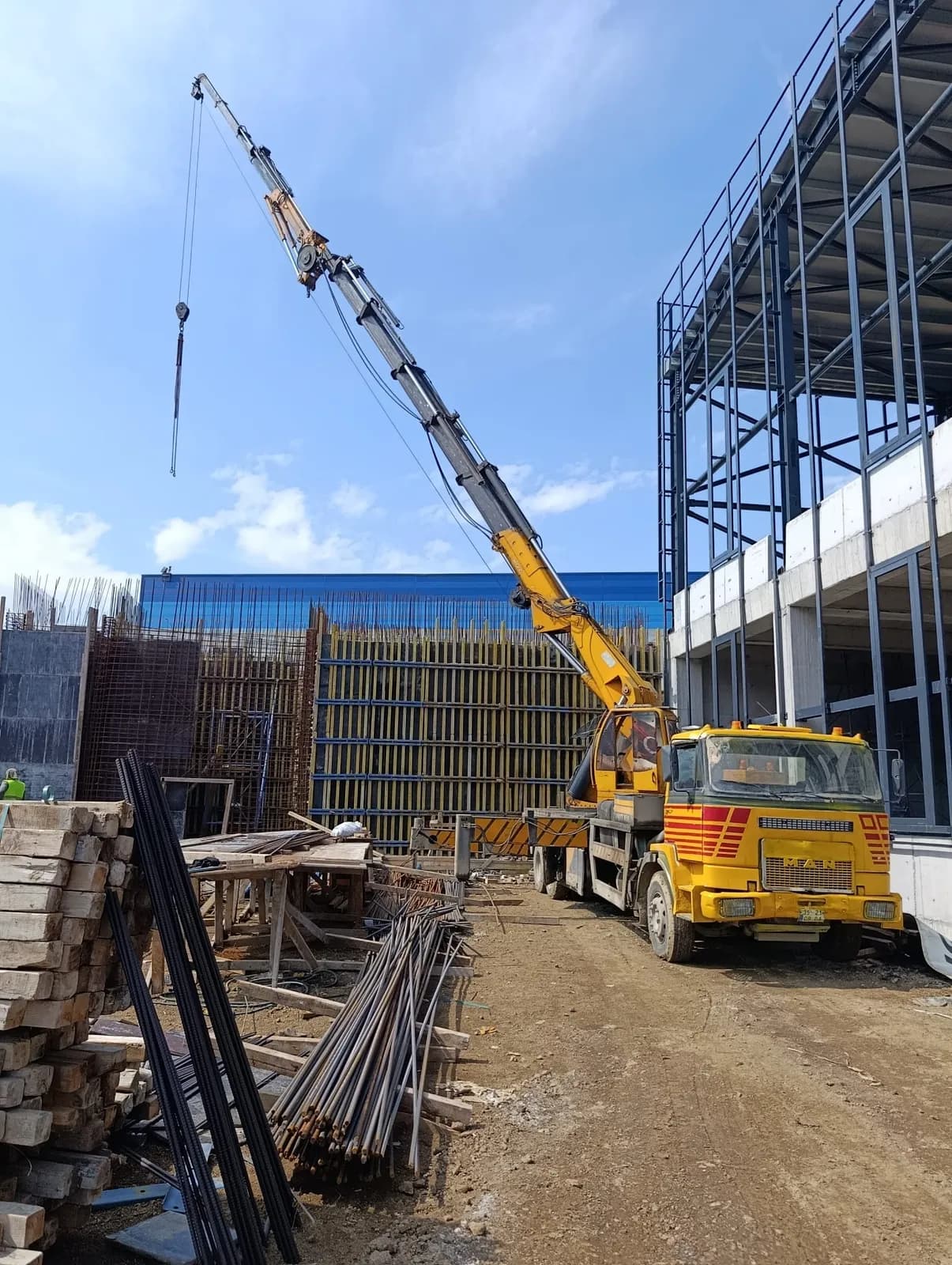 80 ton Umut Vinç ile sanayi tesisinde metal tank kaldırma