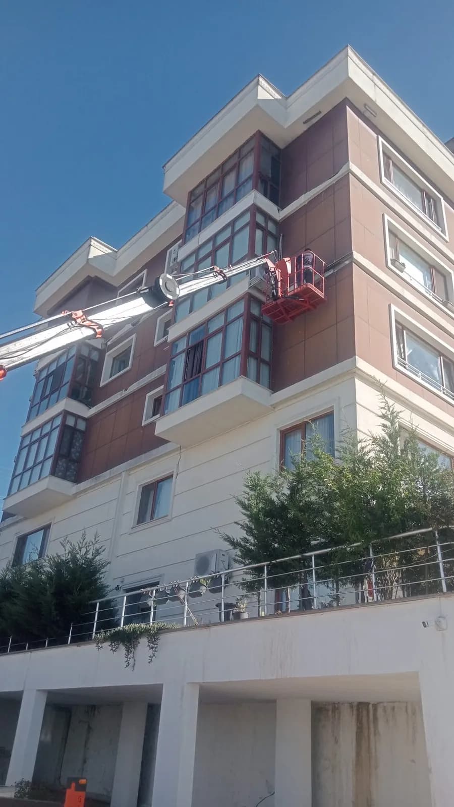 Villa inşaatında Düzce Umut Vinç kamyonu ile akşam çalışması