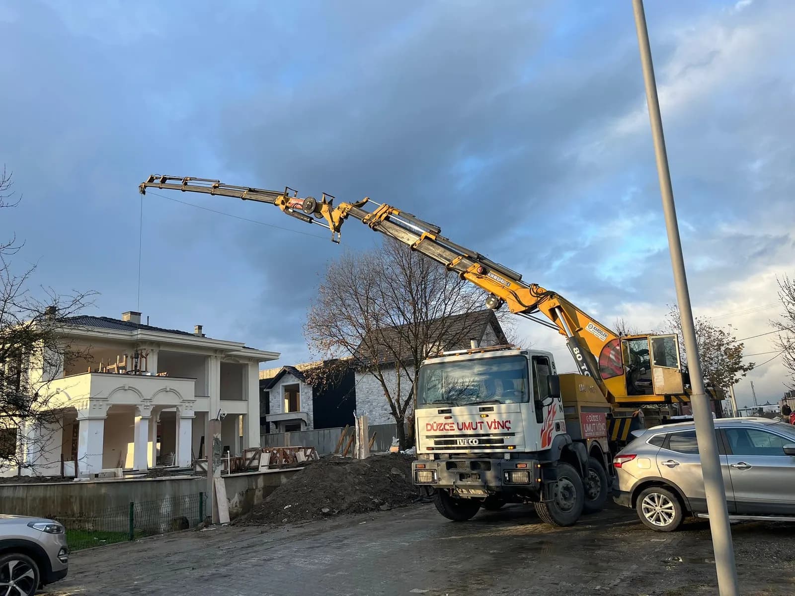 Villa inşaatında 80 ton Düzce Umut Vinç ile kaldırma