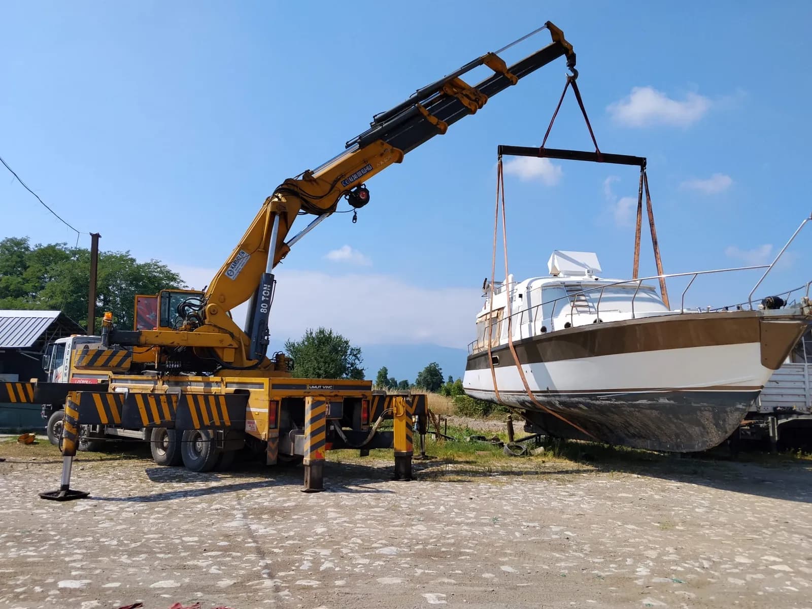 Düzce Umut Vinç kamyonu ile villa şantiyesinde çalışma