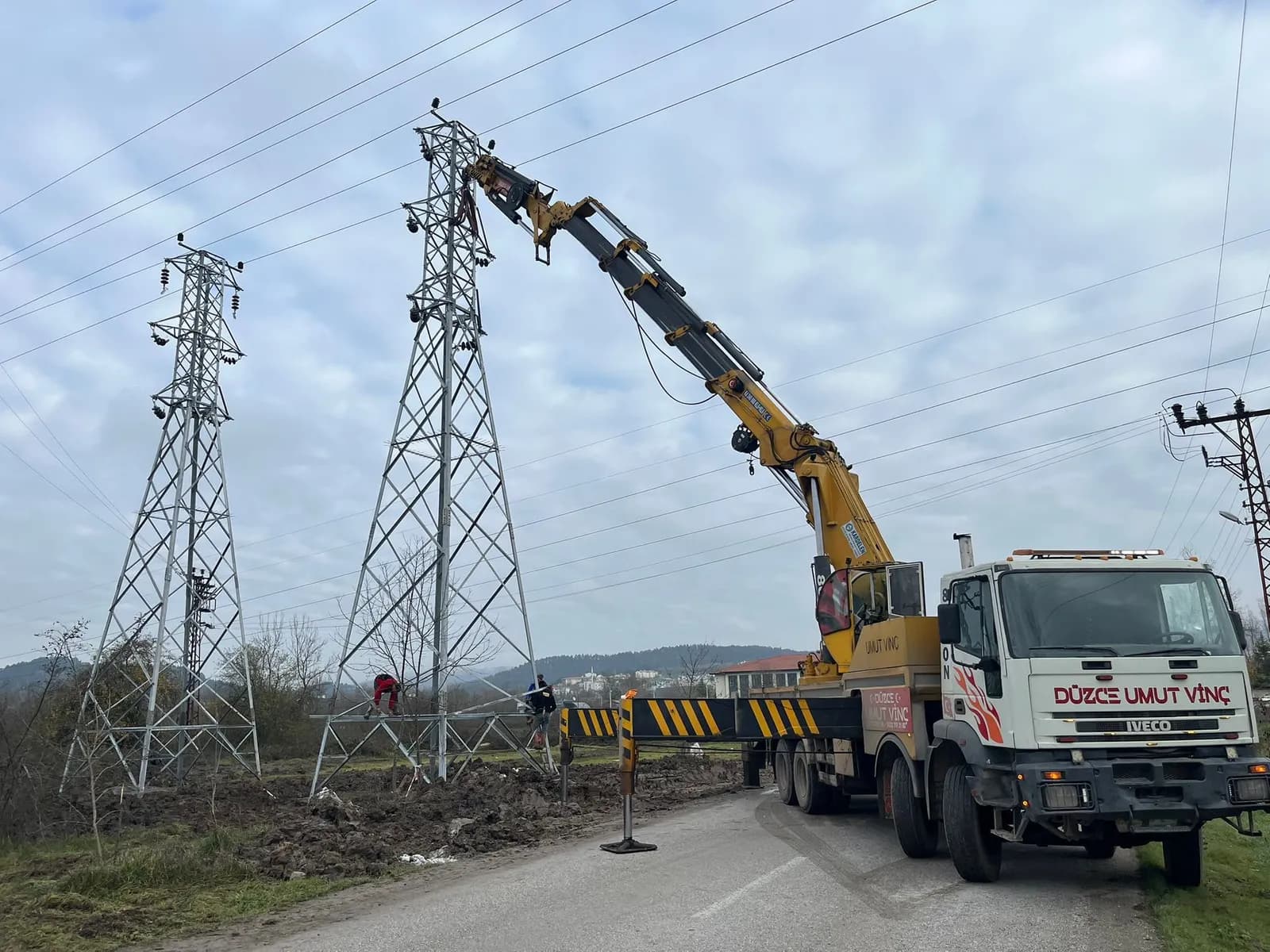 Umut Vinç ile enerji nakil hattı direği montaj çalışması
