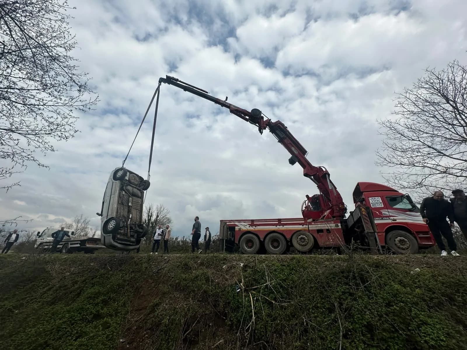 Umut Vinç ile trafik kazası sonrası araç kurtarma çalışması