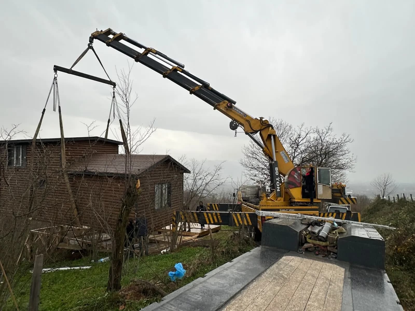 80 ton Umut Vinç ile prefabrik kabin ev taşıma