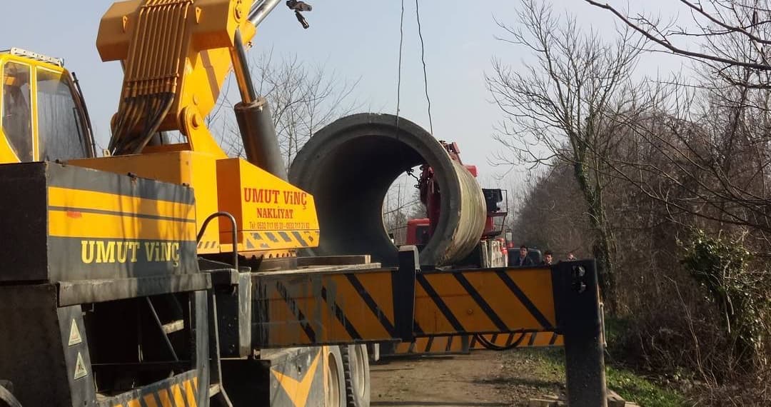Düzce'de Umut Vinç ile büyük çaplı beton boru kaldırma çalışması